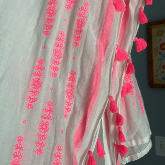 Beautiful white and neon pink tassel scarf - Picture 2 of 2